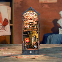 Leonardo da Vinci mini workspace with mechanical elements on a wooden surface
